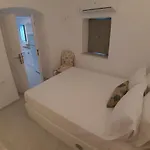 Willa Golden Sunset Oia